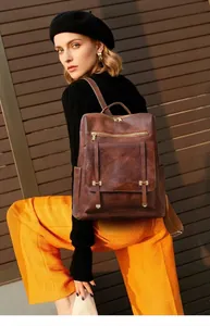 Detalle de mochila grande de cuero PU marrón oscuro retro con textura suave vintage