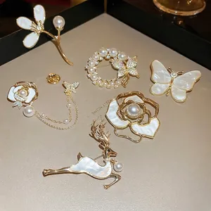 Broches élégantes fleurs et papillons plaquées or avec perles et cristaux pour costumes