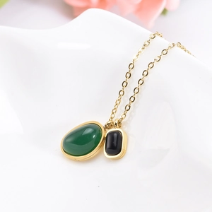 Collier minimaliste en or avec agate verte et pendentif rectangulaire noir