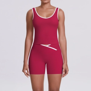 Détail de l'ensemble de yoga rose avec bordure blanche, short croisé et haut court