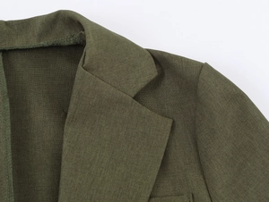 Gros plan du revers de blazer vert armée et de la texture de haute qualité en lin mélangé