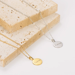 Collane Fearless in acciaio inossidabile oro e argento su basi in pietra minimaliste