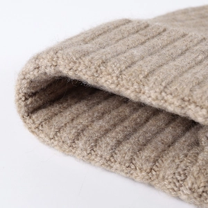 Oatmeal-farbene Winter-Strickmütze für Damen mit Rippstrick und weicher Wolltextur