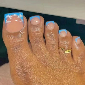 Unghie Finte per Piedi Fresche Blu con Motivo a Nuvole Bianche Punta Francese Pedicure per Vacanze Estive Bellezza Donna