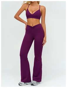 Dettaglio del set yoga viola scuro con fascia a V e pantaloni a zampa a vita alta