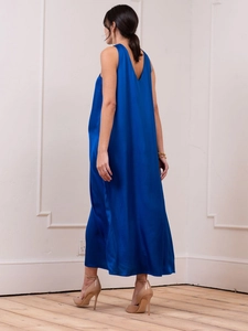 Robe de maternité trapèze sans manches en satin bleu roi avec design élégant dos en V