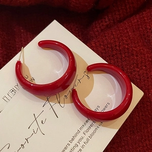 Boucles d'oreilles créoles C rouges rétro en acrylique sur carte en papier blanc
