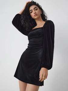 Elegante vestido evasé de terciopelo negro con escote cuadrado y mangas abullonadas