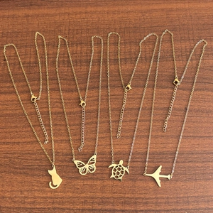 Colliers en acier inoxydable plaqué or 18 carats avec pendentifs chat, papillon et tortue