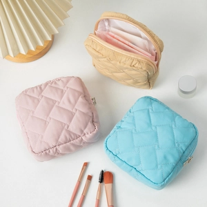 Trousses à maquillage carrées matelassées en rose, bleu et marron avec fermeture éclair