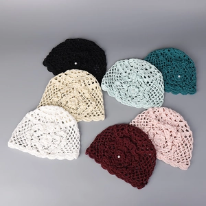 Détails de bonnets au crochet colorés avec perles et bords festonnés en sept coloris