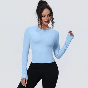 Détail du haut de sport bleu ciel à manches longues montrant la coupe slim et le tissu