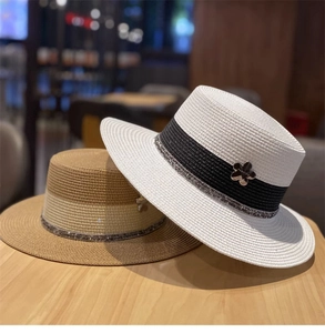 Dettaglio di cappelli di paglia con stemmi moda e paillettes argentate