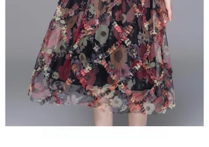 Détail de robe trapèze avec broderie colorée et texture en maille sophistiquée