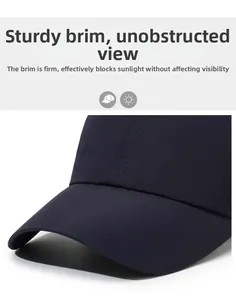 Dettaglio visiera del cappellino blu scuro con cuciture rinforzate e tessuto traspirante