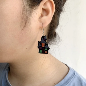 Détails des boucles d'oreilles d'Halloween en acrylique château noir sur un mannequin