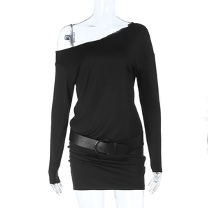 Detail eines schwarzen One-Shoulder-Langarm-Minikleids mit passendem Gürtel auf einer Puppe