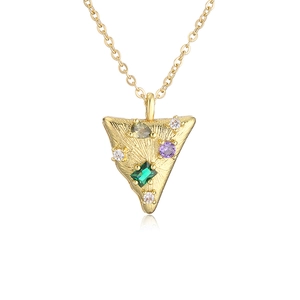Collana con stella placcata oro 18K e pendente in zircone colorato su sfondo bianco