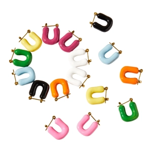 Boucles d'oreilles créoles en U émaillées colorées aux teintes vives de bonbons