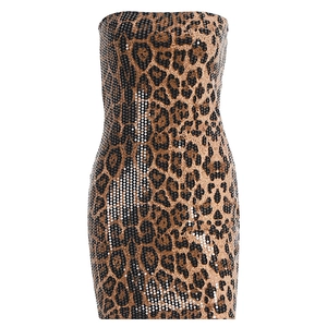 Détail de l'imprimé léopard à paillettes scintillantes sur une robe bustier courte