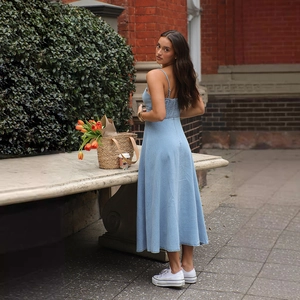 Abito midi in denim azzurro con scollo a V e schiena elastica per la moda estiva
