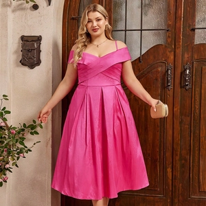 Détail de l'élégante robe maxi en satin rose vif à épaules dénudées pour grandes tailles