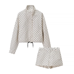 Zweiteiler mit Polka-Dot-Muster, Tunnelzug-Jacke und passenden Shorts in Beige und Schwarz