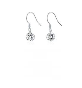 Détail des boucles d'oreilles moissanite 1ct en argent s925 avec un design élégant