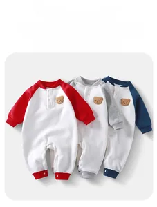 Details von Baby-Fleece-Einteilern in drei Farben mit niedlichem Bären-Stickerei-Aufnäher