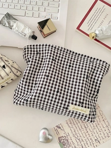 Trousse de maquillage minimaliste à carreaux avec broderies noires et étiquette tissée