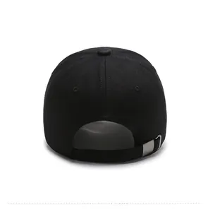 Dettaglio del retro del cappellino da baseball nero con fibbia in metallo regolabile