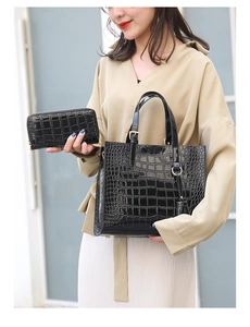 Details von schwarzem Handtaschen-Set mit Krokoprägung und passender langer Geldbörse