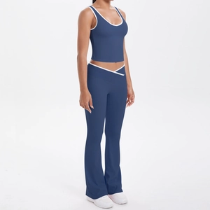 Détail du pantalon de yoga évasé à taille haute avec taille en V et liserés blancs