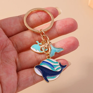 Porte-clés baleine en émail mignon avec pendentifs bleus et anneau en métal doré