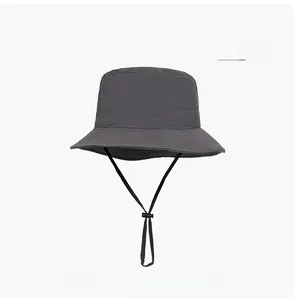 Dettaglio cappello parasole grigio scuro in tessuto traspirante con cordino antivento regolabile