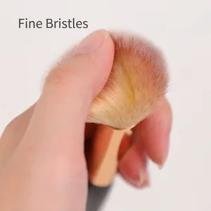 Pinceau maquillage double embout avec poils dégradés roses et manche doré champagne