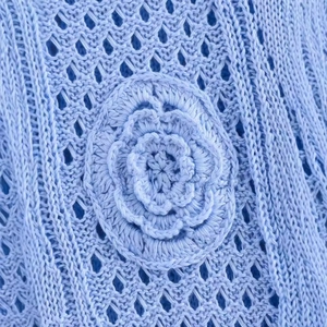 Eng anliegendes Strickkleid mit V-Ausschnitt und detaillierten Häkelblumen-Mustern