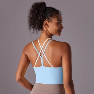 Détail du dos d'un soutien-gorge de sport bleu clair avec doubles bretelles croisées
