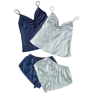Pyjama en satin de soie pour femmes avec caraco à col en V et short en bleu et gris