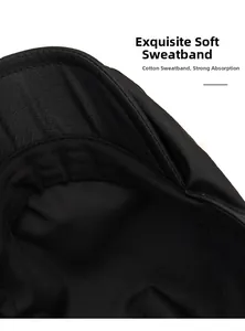 Détail du bandeau intérieur en coton et des coutures soignées sur cette casquette en cuir noir