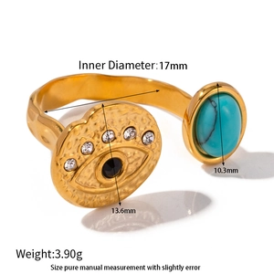 Détail macro de la bague œil protecteur dorée avec turquoise et spécifications