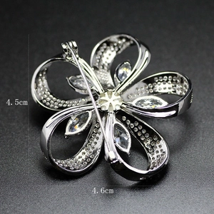 Broche fleur argentée avec zircons et perles vue en gros plan de 4,5 cm