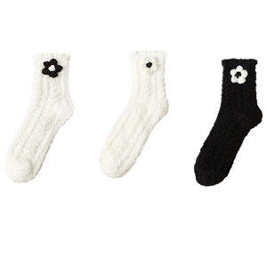 Drei Paar flauschige Korallenfleece-Socken für Damen mit kleinen Blumen in Schwarz und Weiß