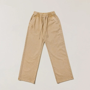 Dettaglio dei pantaloni cargo kaki lavati con coulisse in vita e ricamo a stella