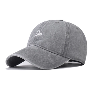 Gros plan sur la broderie blanche Disco sur la casquette en coton délavé gris vintage