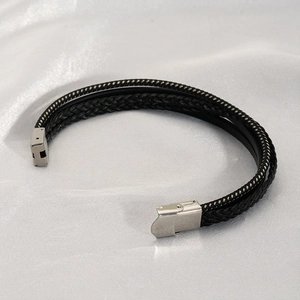 Mehrlagiges schwarzes Lederarmband für Herren mit silbernem Edelstahlverschluss