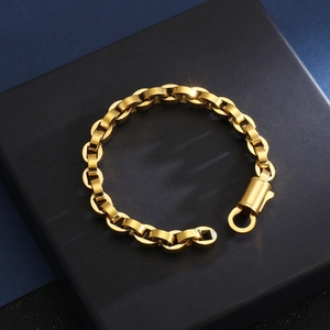 Gros plan détaillé d'un bracelet en acier inoxydable doré avec boucle industrielle
