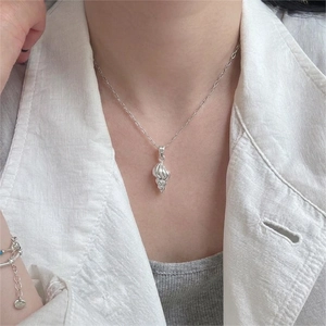 Collana minimalista in argento sterling 925 con ciondolo a conchiglia su catena fine