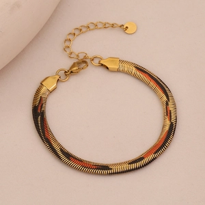 Dettaglio della collana a catena serpente in acciaio dorato da 6mm con motivo leopardato
