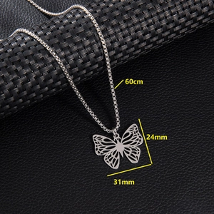 Collier minimaliste en acier inoxydable avec pendentif papillon ajouré sur fond noir